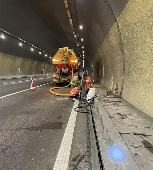 南浔隧道排水渠清淤